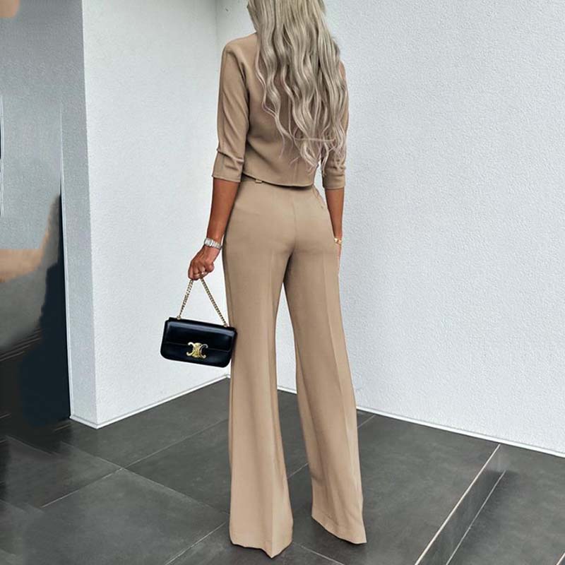 Elegante conjunto compuesto por top corto y pantalón ancho para mujer.