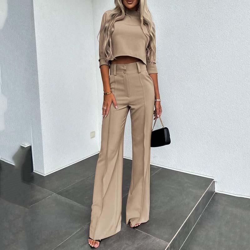 Elegante conjunto compuesto por top corto y pantalón ancho para mujer.