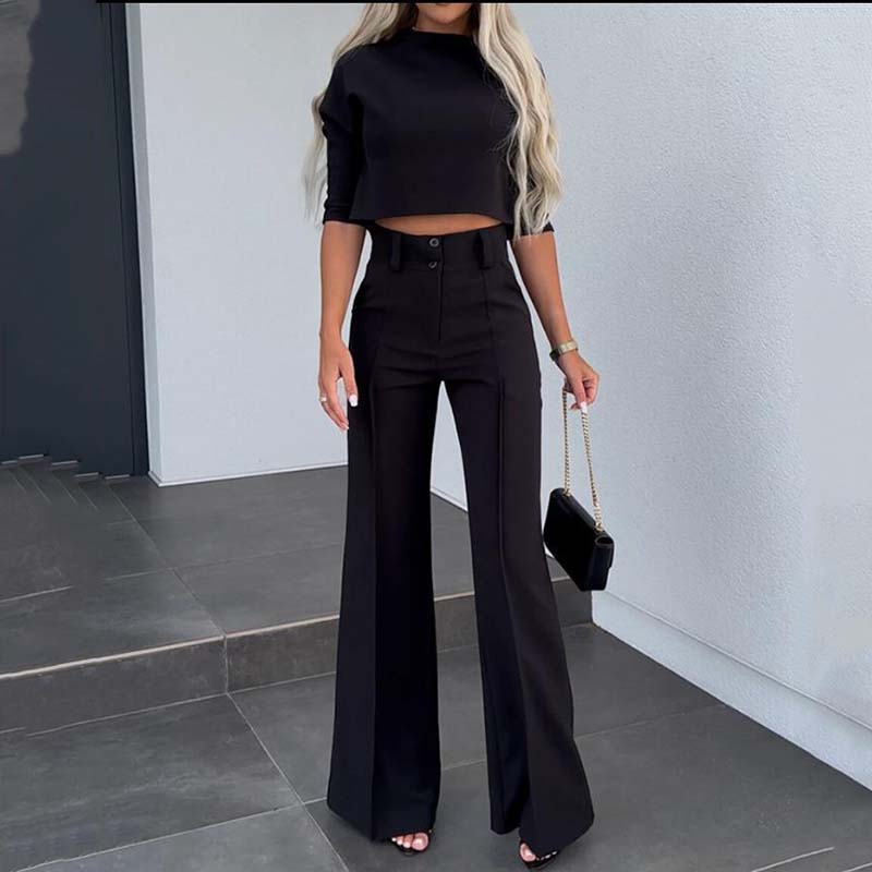 Elegante conjunto compuesto por top corto y pantalón ancho para mujer.
