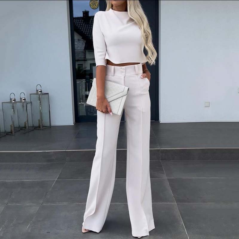 Elegante conjunto compuesto por top corto y pantalón ancho para mujer.