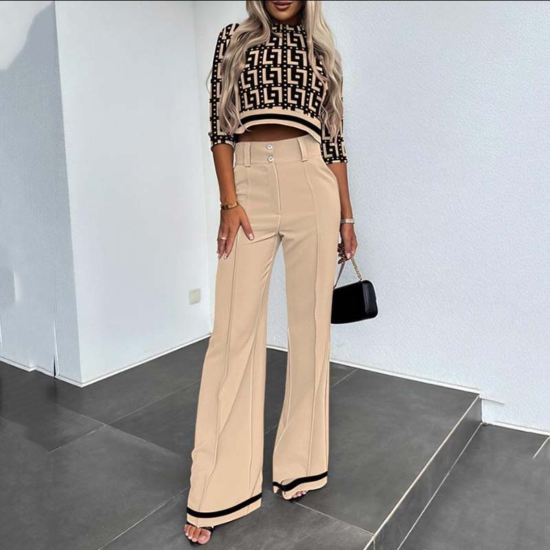 Elegante conjunto compuesto por top corto y pantalón ancho para mujer.