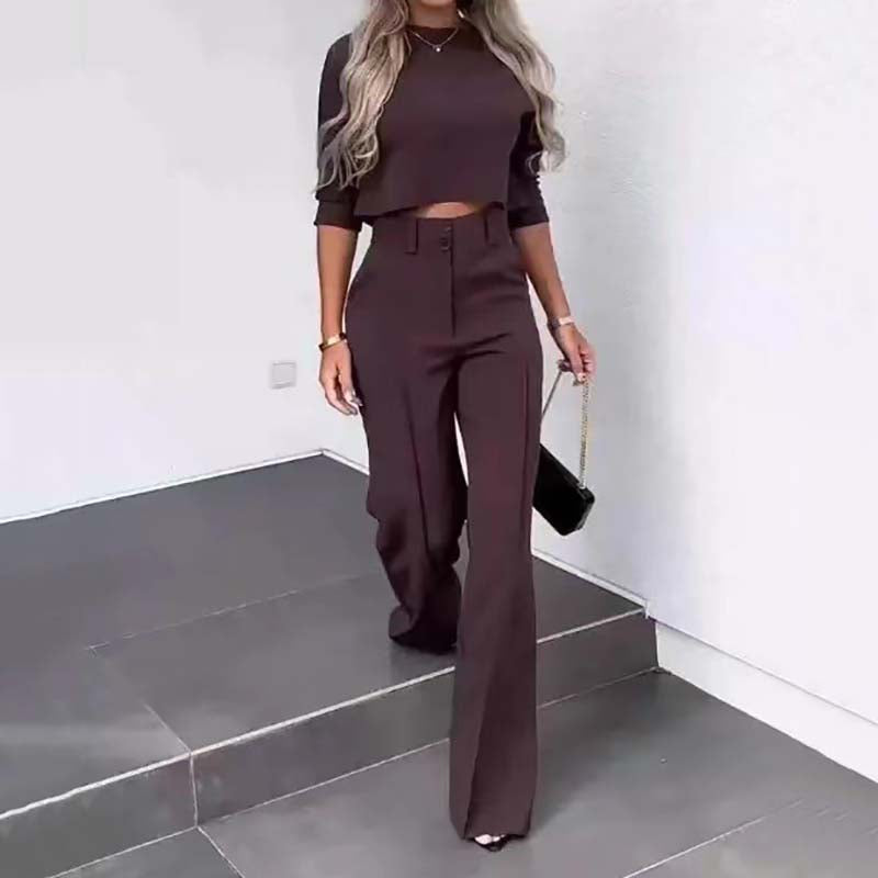 Elegante conjunto compuesto por top corto y pantalón ancho para mujer.