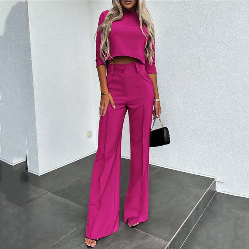 Elegante conjunto compuesto por top corto y pantalón ancho para mujer.